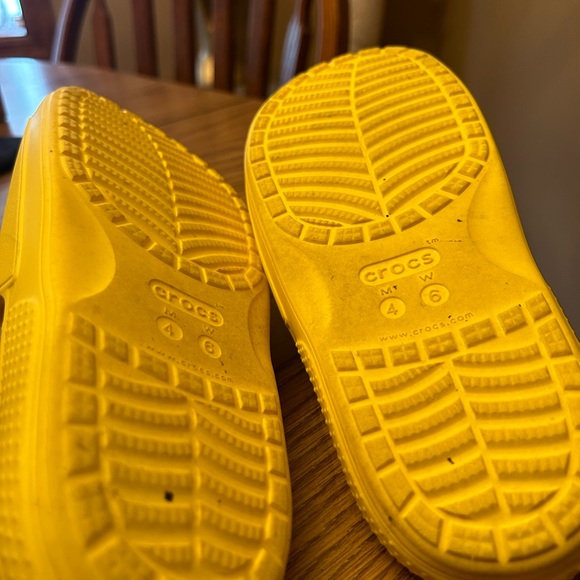 Crocs Unisex-Adult Classic Yellow Slide Sandals Women's Size 6 / Men's Size 4 - Picture 2 of 8